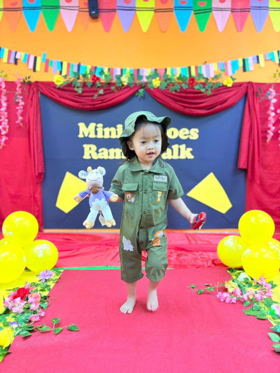 A toddler dressed as a safari explorer walking the Mini Heroes ramp